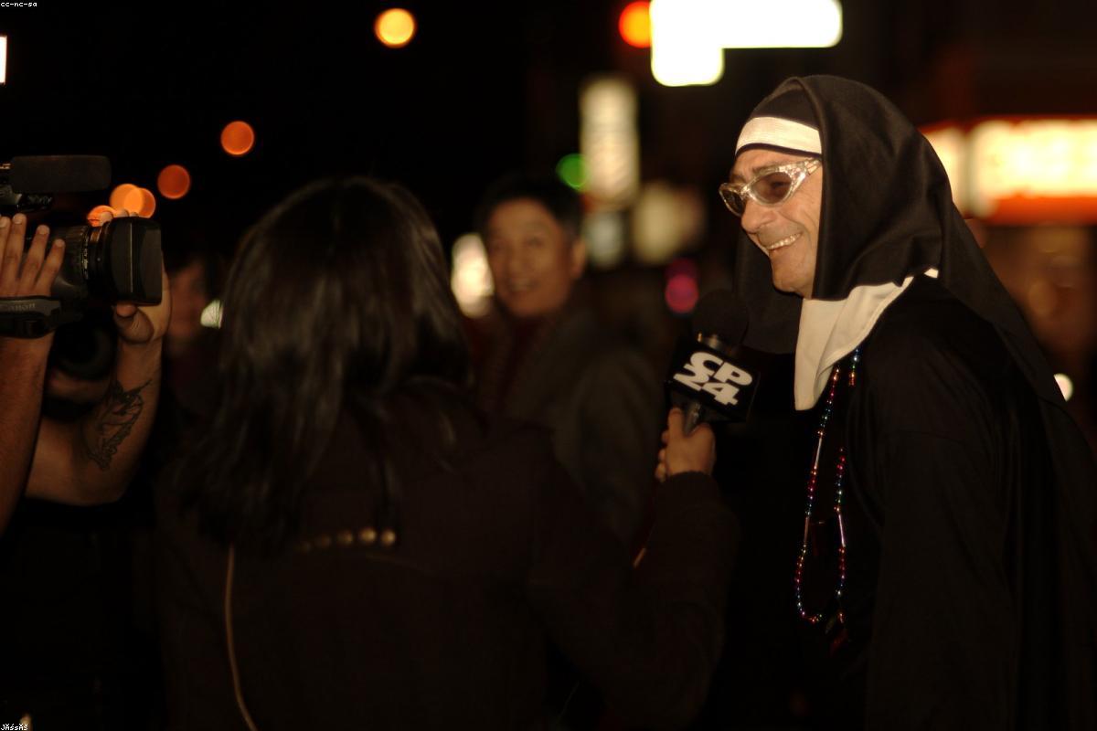 Periodista realizando una entrevista en la calle con libreta y micrófono